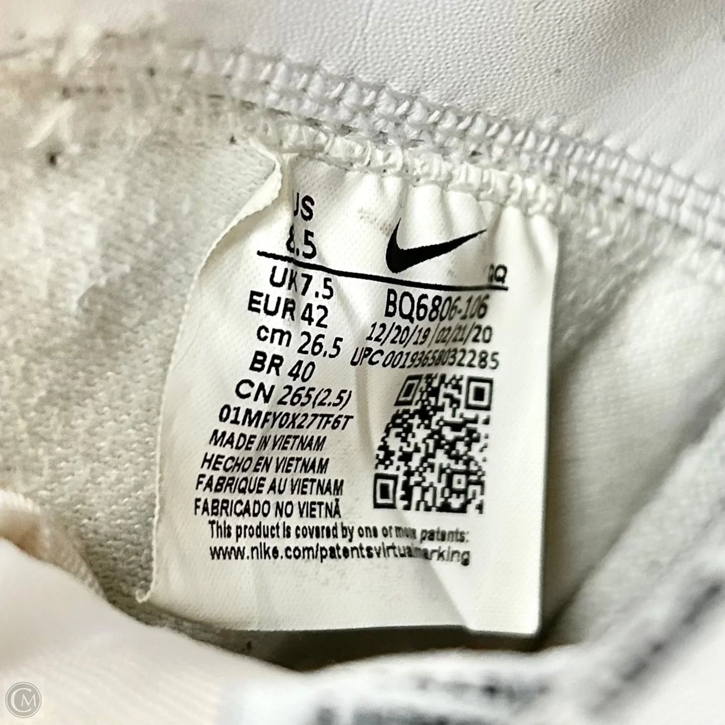 Shoes Sneakers By Nike In Cream & White, Size: 10