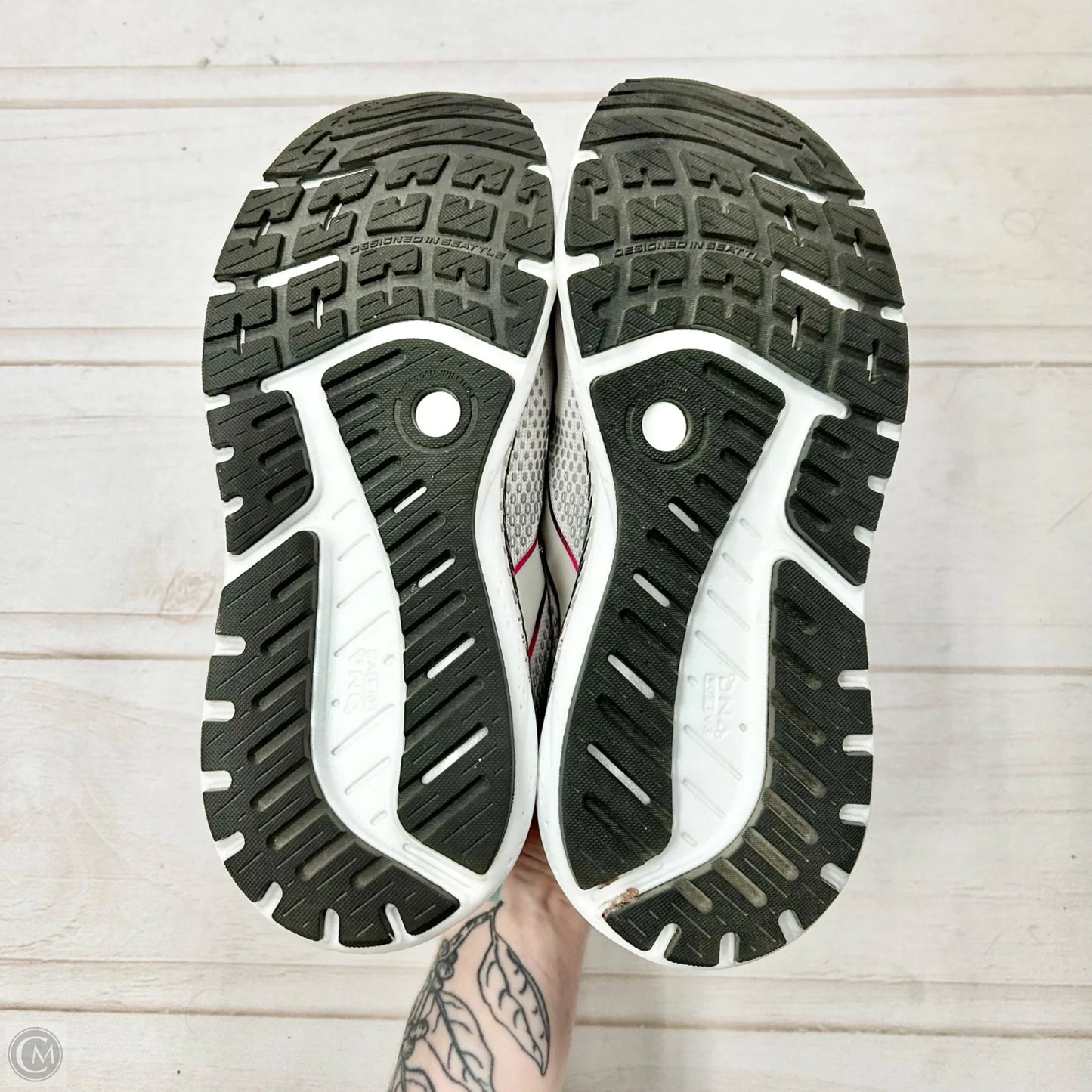 Shoes Athletic By Brooks In Grey & Pink, Size: 8