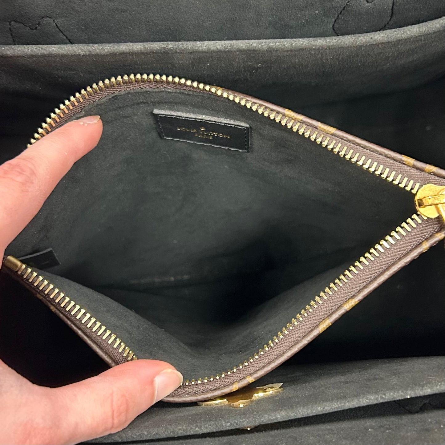 Handbag Luxury Designer By Louis Vuitton, Size: Medium