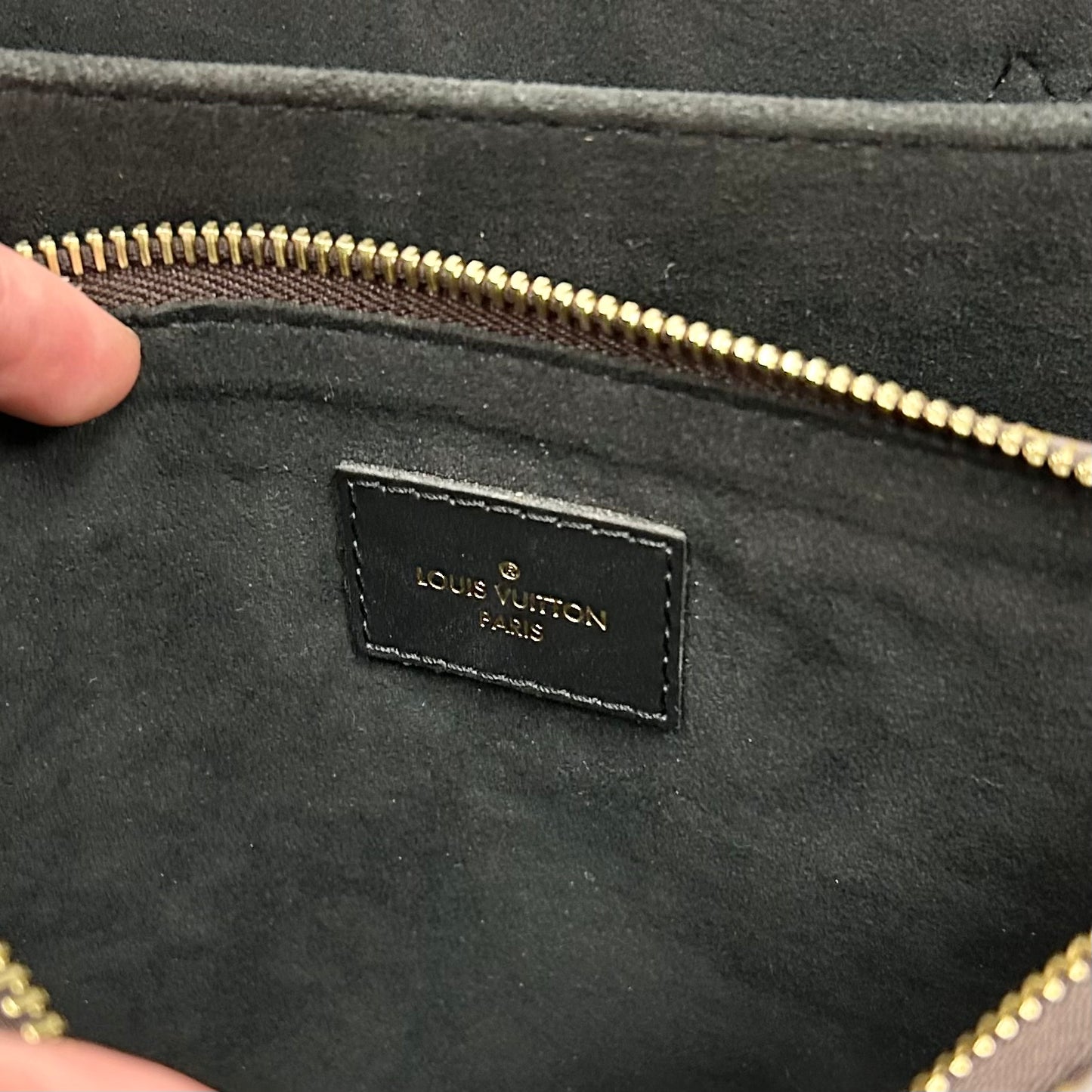 Handbag Luxury Designer By Louis Vuitton, Size: Medium