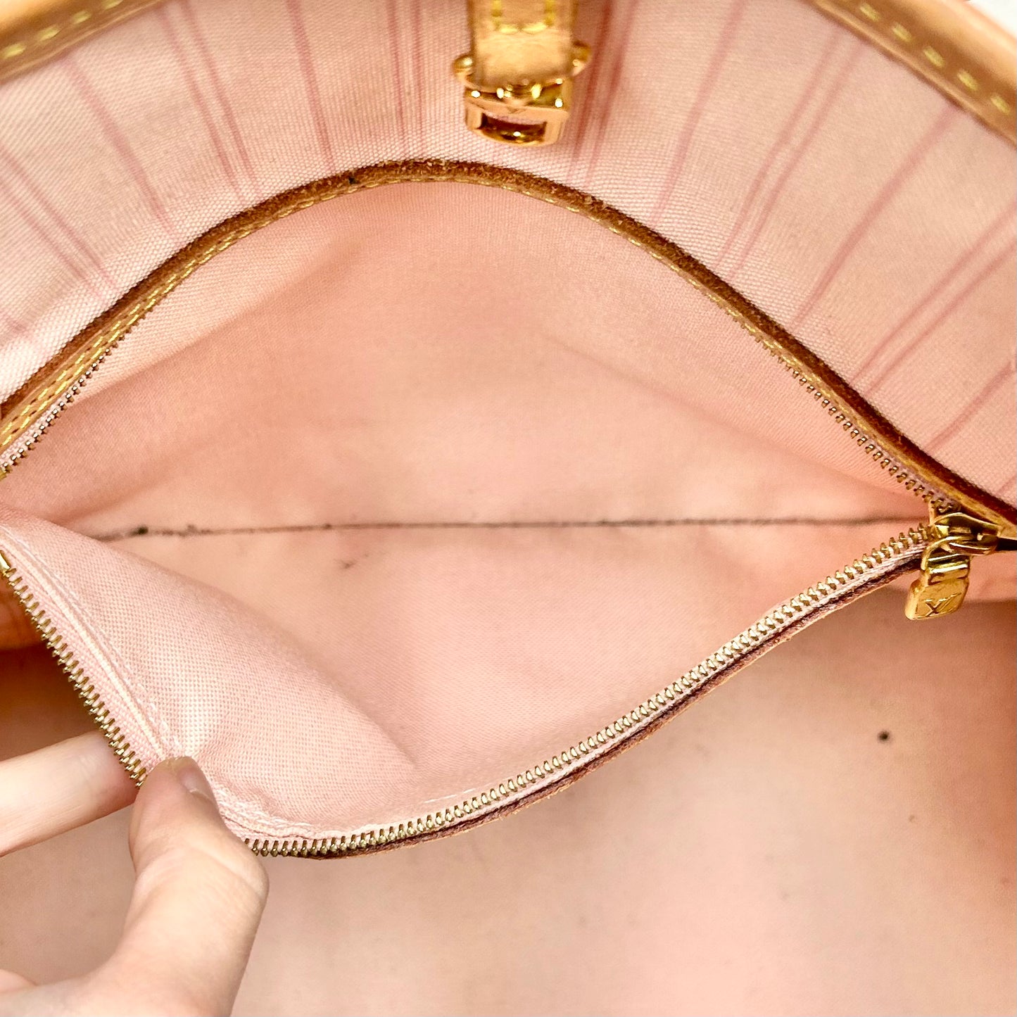 Tote Luxury Designer By Louis Vuitton, Size: Medium