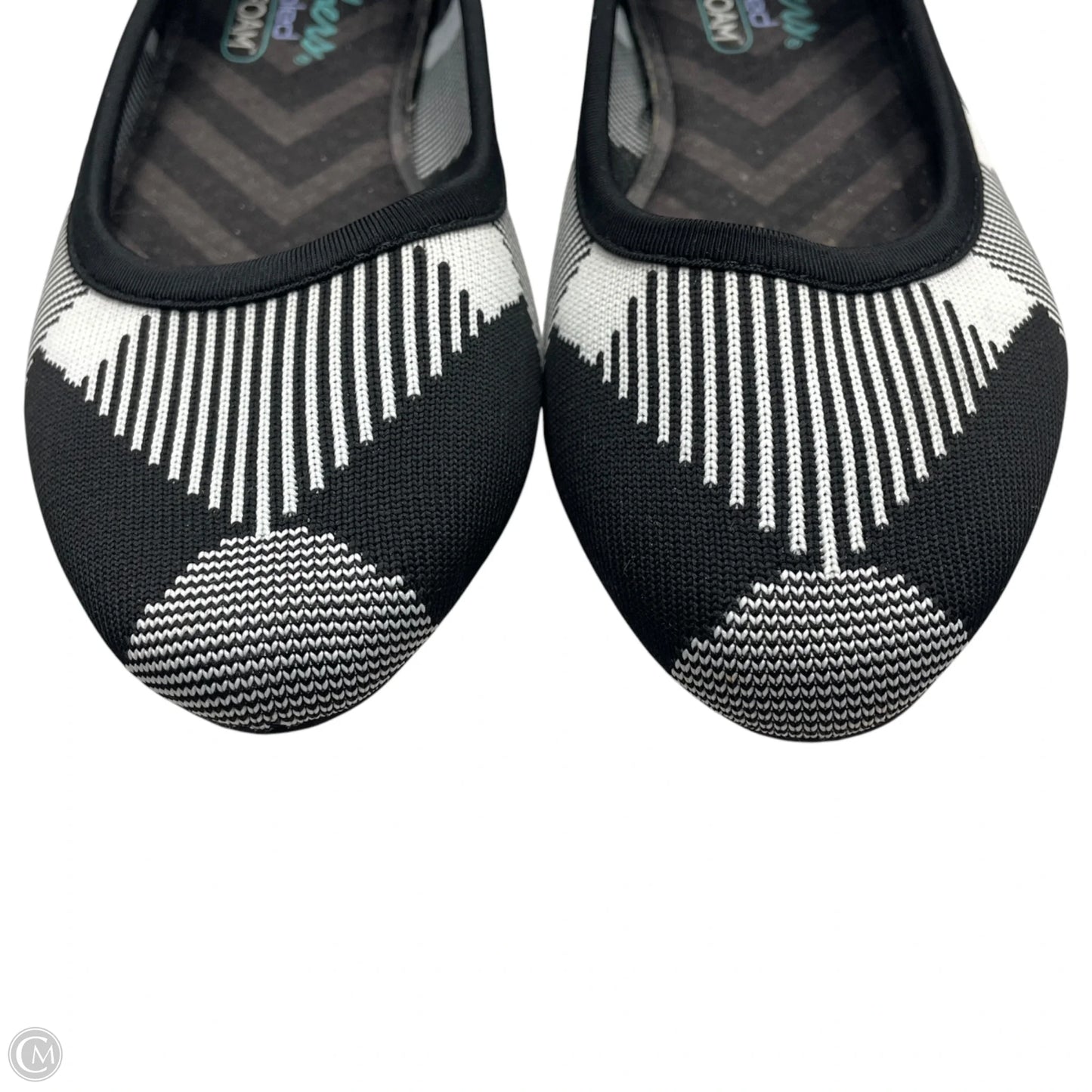 Shoes Flats By Skechers In Black & White, Size: 6.5