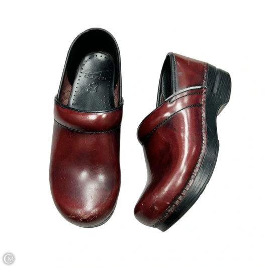 Shoes Flats By Dansko In Brown & Red, Size: 8.5
