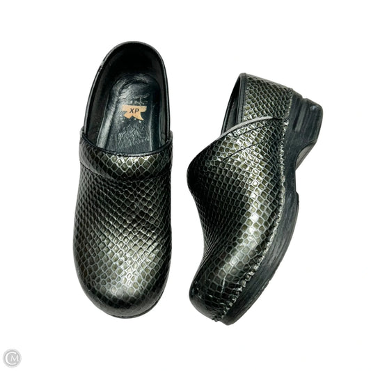 Shoes Flats By Dansko In Black, Size: 8.5