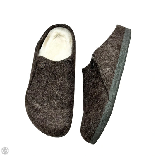 Shoes Flats By Birkenstock In Brown, Size: 8
