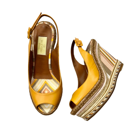 Sandals Luxury Designer By Valentino-garavani In Pink & Tan, Size: 5.5