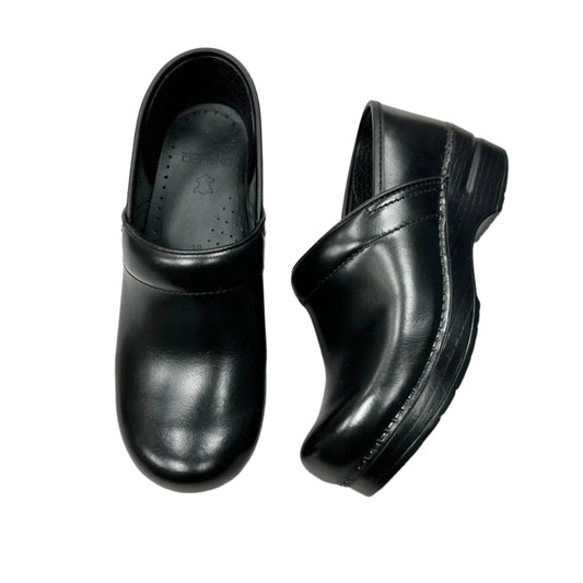 Shoes Flats By Dansko In Black, Size: 7.5