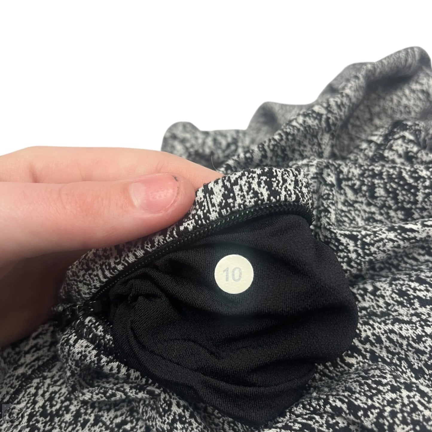 Athletic Top Long Sleeve Crewneck By Lululemon In Black & White, Size: L