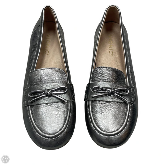 Shoes Flats By Vionic In Silver, Size: 6.5
