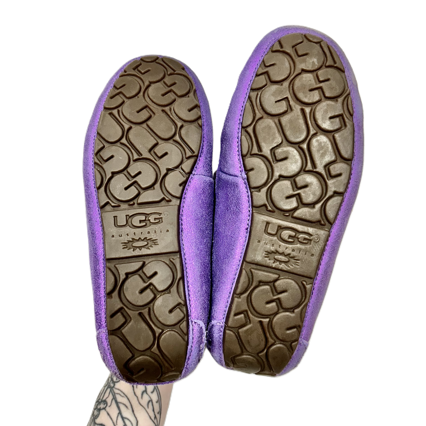 Purple Shoes Flats By Ugg, Size: 7