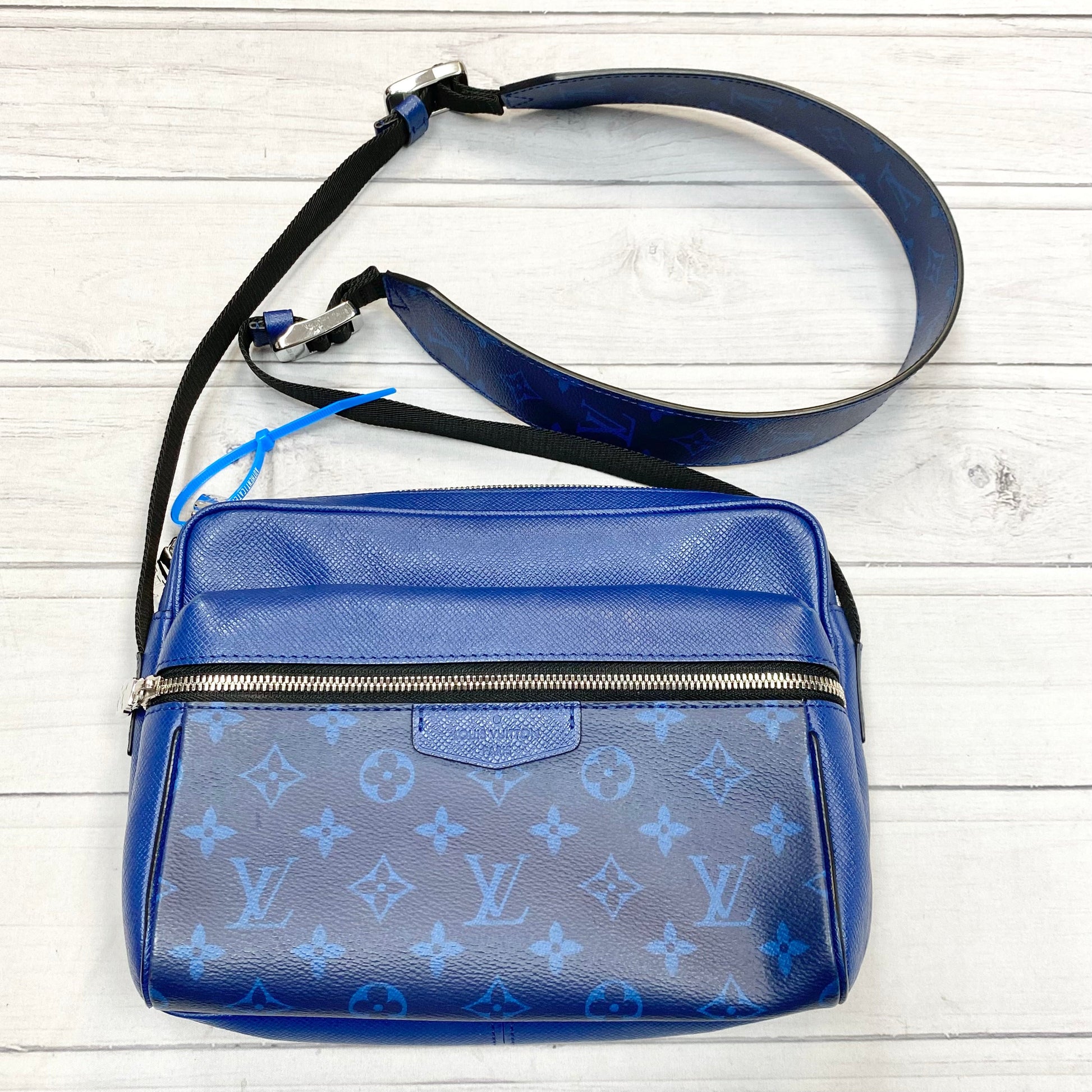 Crossbody Luxury Designer By Louis Vuitton Size: Medium