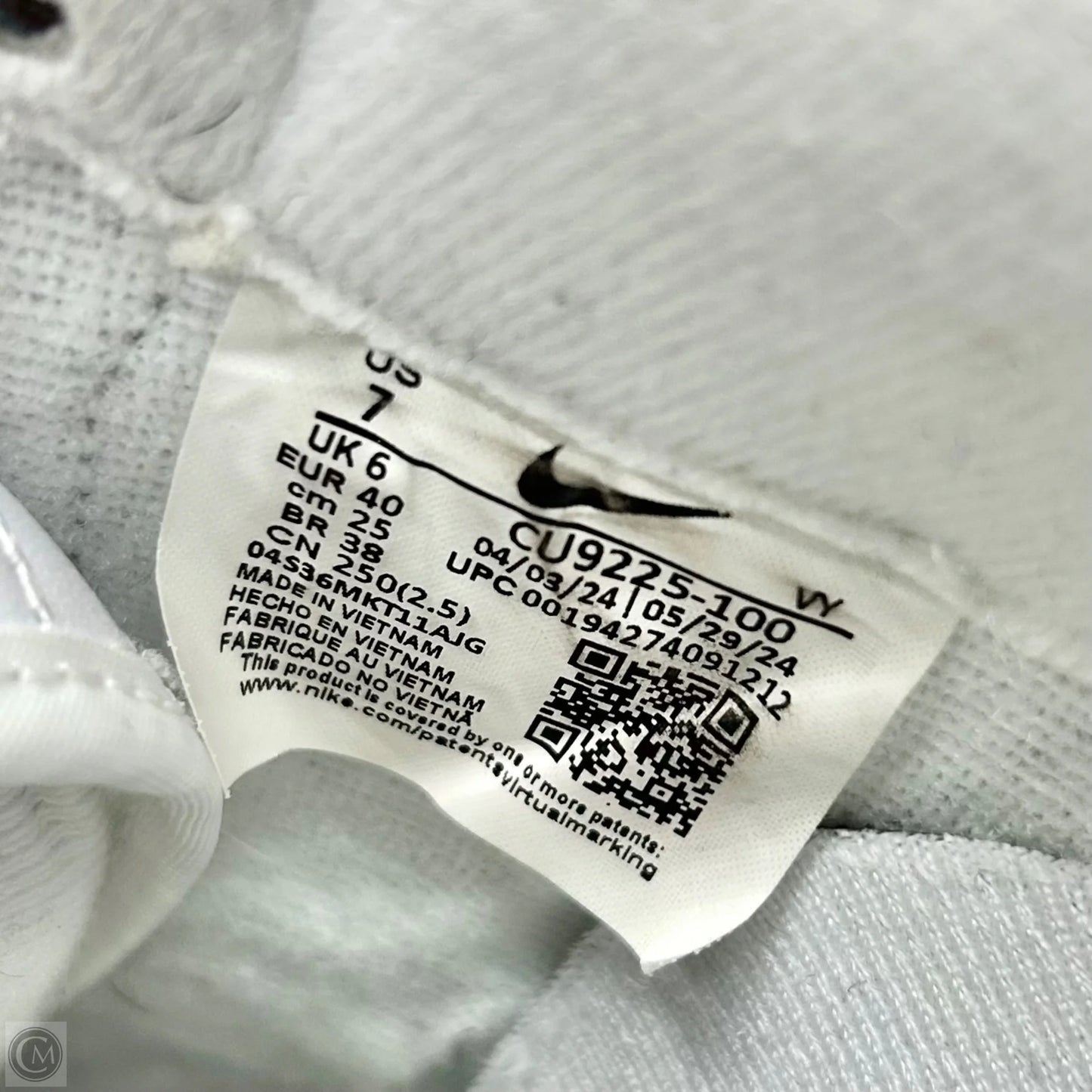 Shoes Sneakers By Nike In White, Size: 8.5