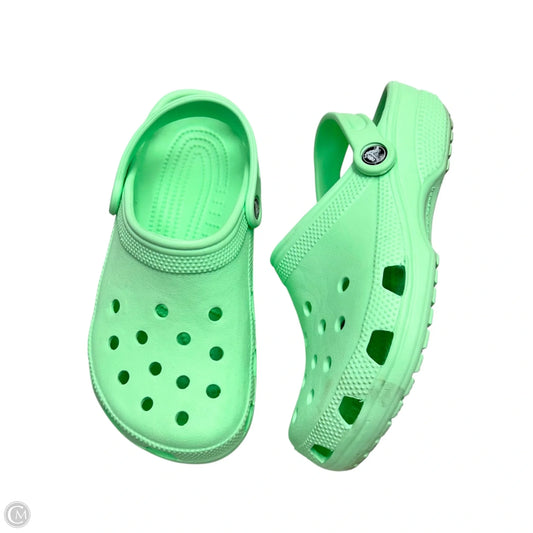 Shoes Flats By Crocs In Green, Size: 9
