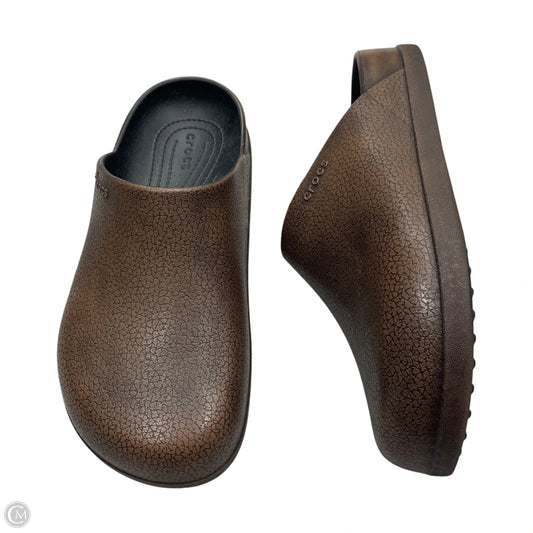 Shoes Flats By Crocs In Brown, Size: 9