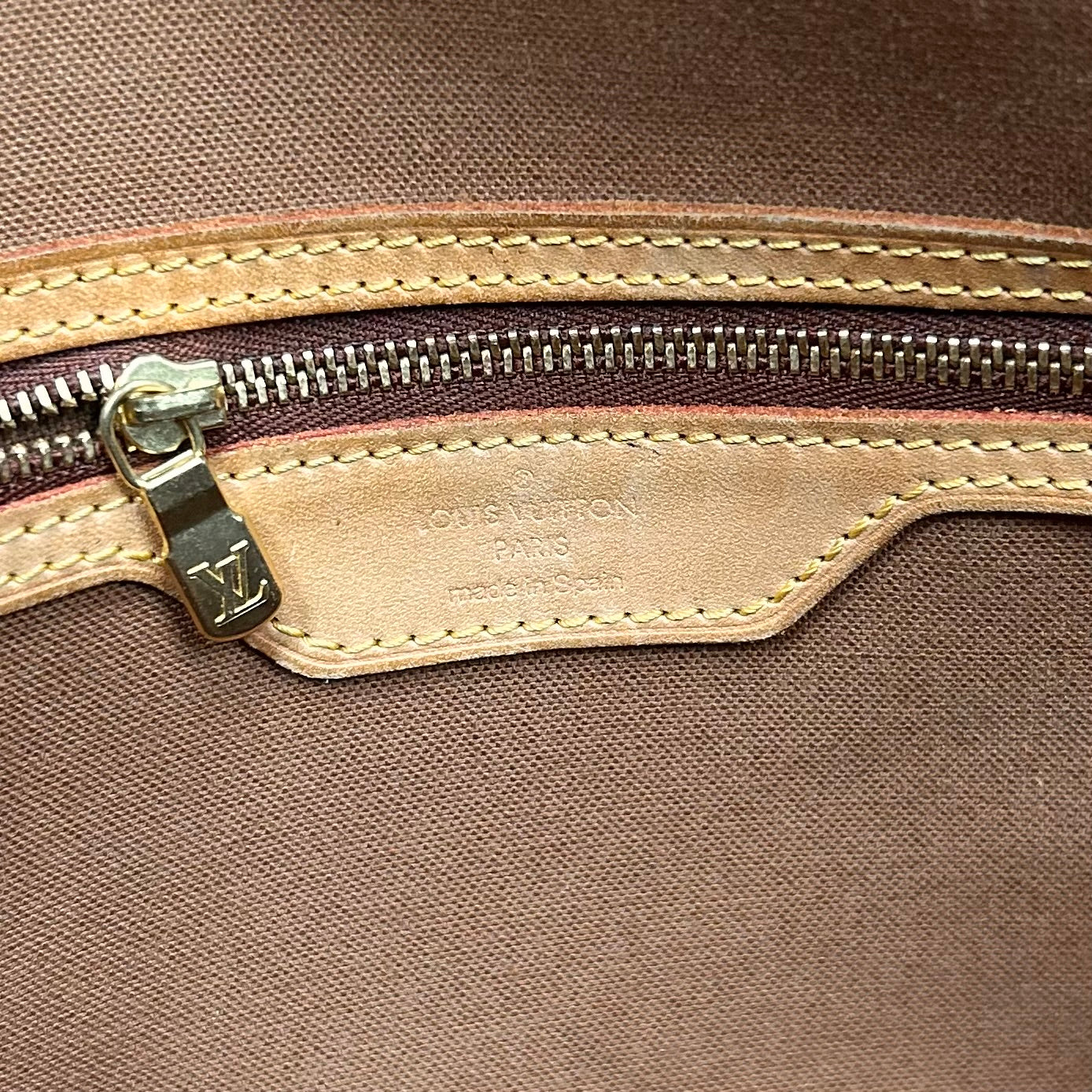 Crossbody Luxury Designer By Louis Vuitton, Size: Medium