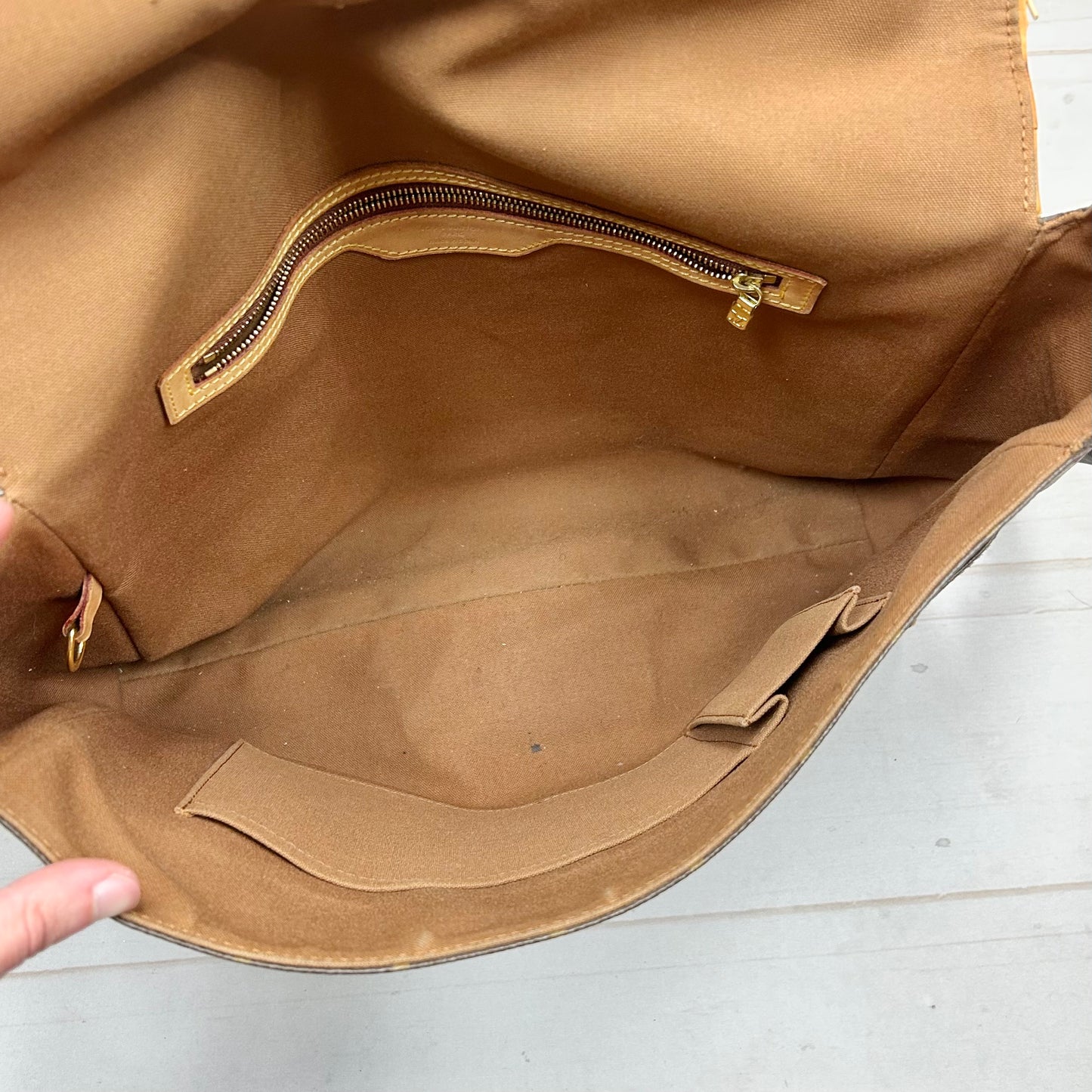 Crossbody Luxury Designer By Louis Vuitton, Size: Medium