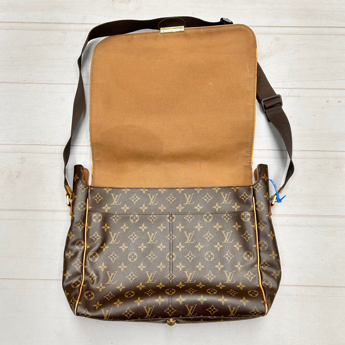 Crossbody Luxury Designer By Louis Vuitton, Size: Medium