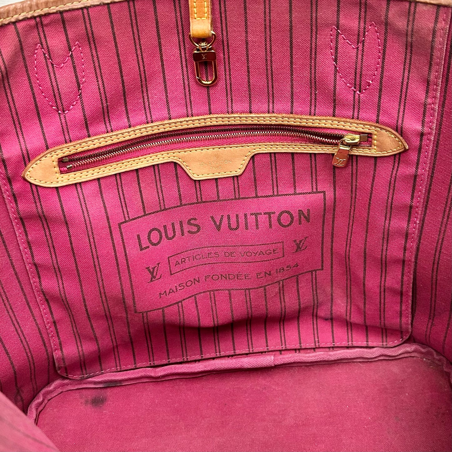 Handbag Luxury Designer By Louis Vuitton, Size: Medium