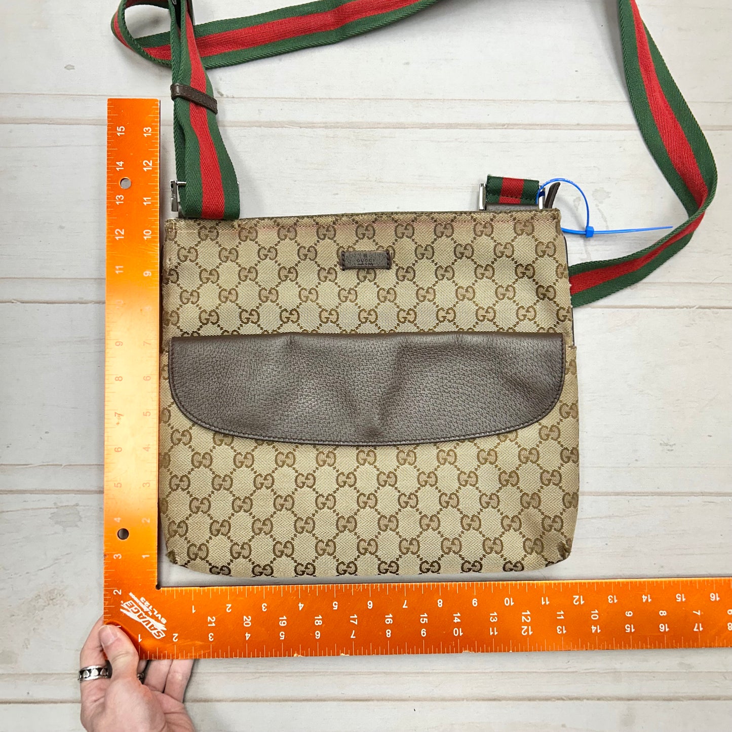 Crossbody Luxury Designer By Gucci, Size: Medium