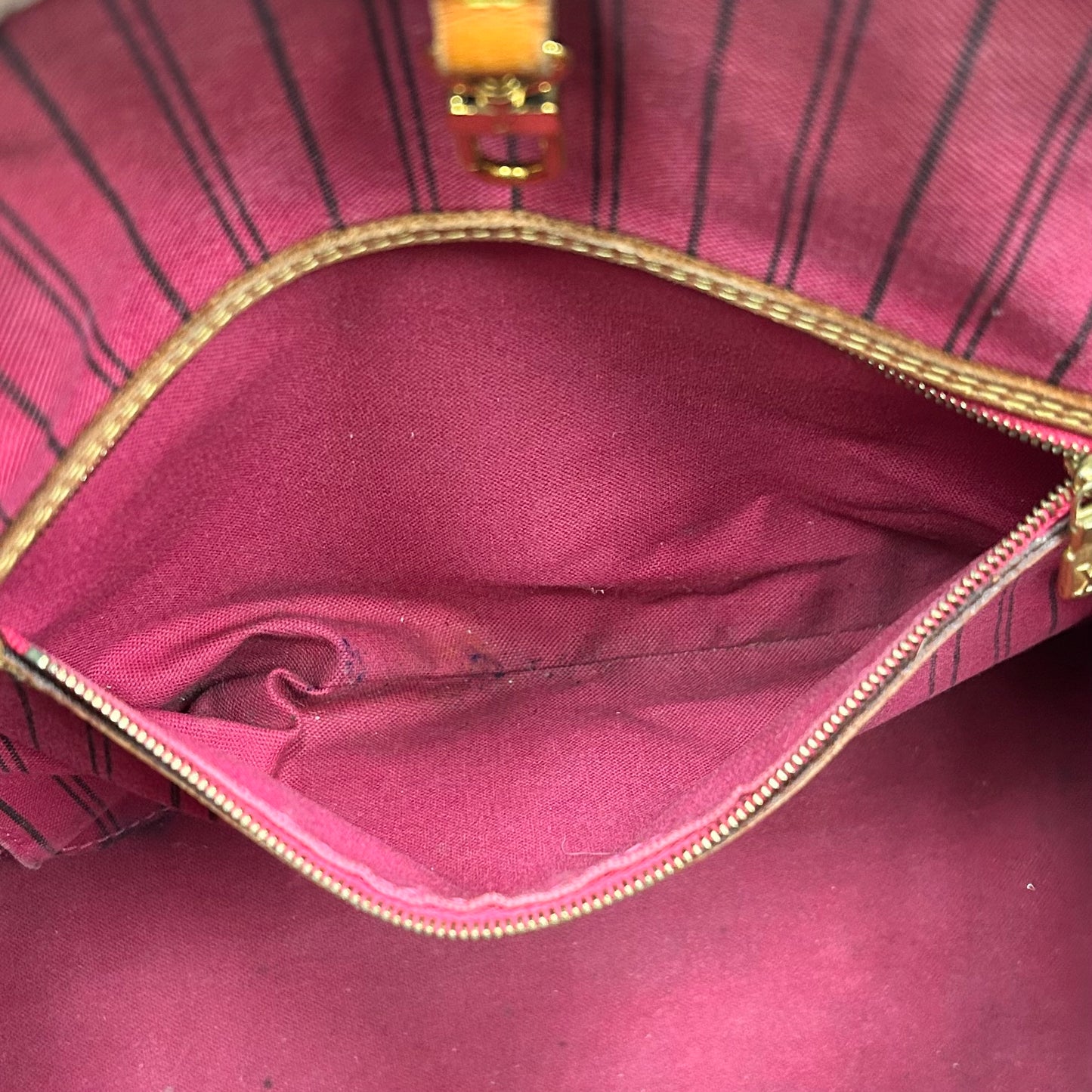 Handbag Luxury Designer By Louis Vuitton, Size: Medium